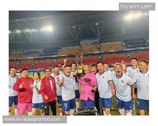 团结一心共赴赛场足球队合影记录我们的拼搏与梦想 团结一心共赴赛场足球队合影记录我们的拼搏与梦想